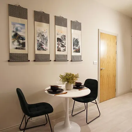 The Jade Emperors - Sleeps 5 - Centre - Flexible Check In - First Direct Arena 7min Walk Apartment Leeds (West Yorkshire)