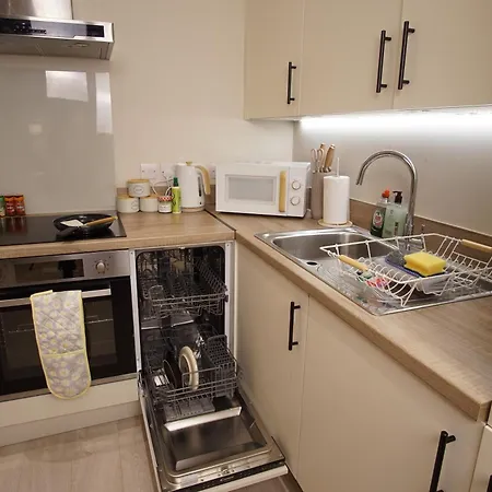 The Jade Emperors - Sleeps 5 - Centre - Flexible Check In - First Direct Arena 7min Walk *