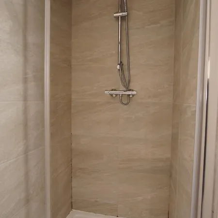 The Jade Emperors - Sleeps 5 - Centre - Flexible Check In - First Direct Arena 7min Walk