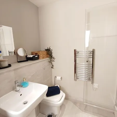 The Jade Emperors - Sleeps 5 - Centre - Flexible Check In - First Direct Arena 7min Walk *