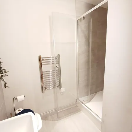 The Jade Emperors - Sleeps 5 - Centre - Flexible Check In - First Direct Arena 7min Walk Leeds (West Yorkshire)