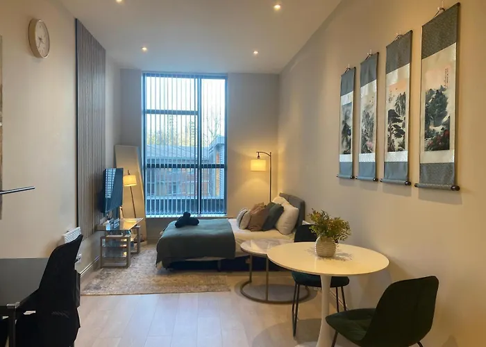 The Jade Emperors - Japanese - Sleeps 5 - Self Check-in Leeds (West Yorkshire)